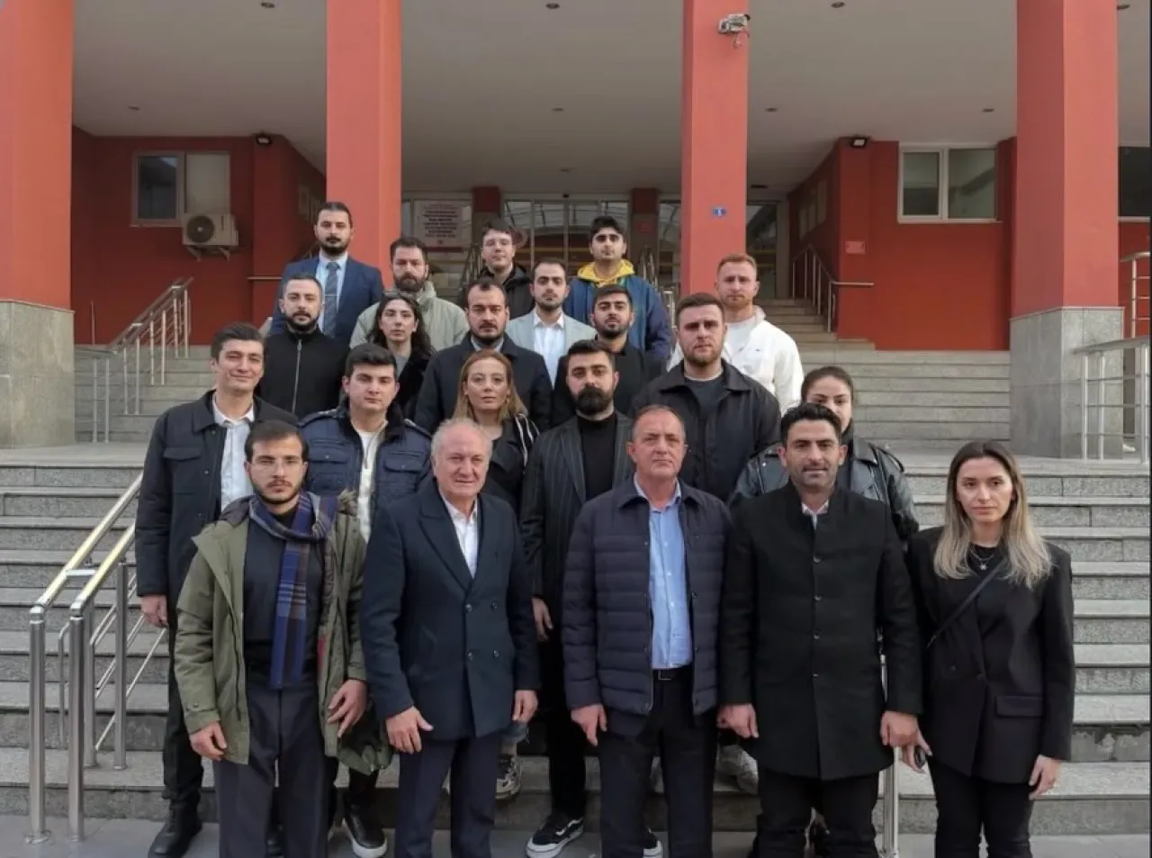 Gölcük'te Gençler, Demokratik Haklar İçin Yargı Sürecinde Dayanışma Yaptı Gölcük'te Gençler, Demokratik Haklar İçin Yargı Sürecinde Dayanışma Yaptı