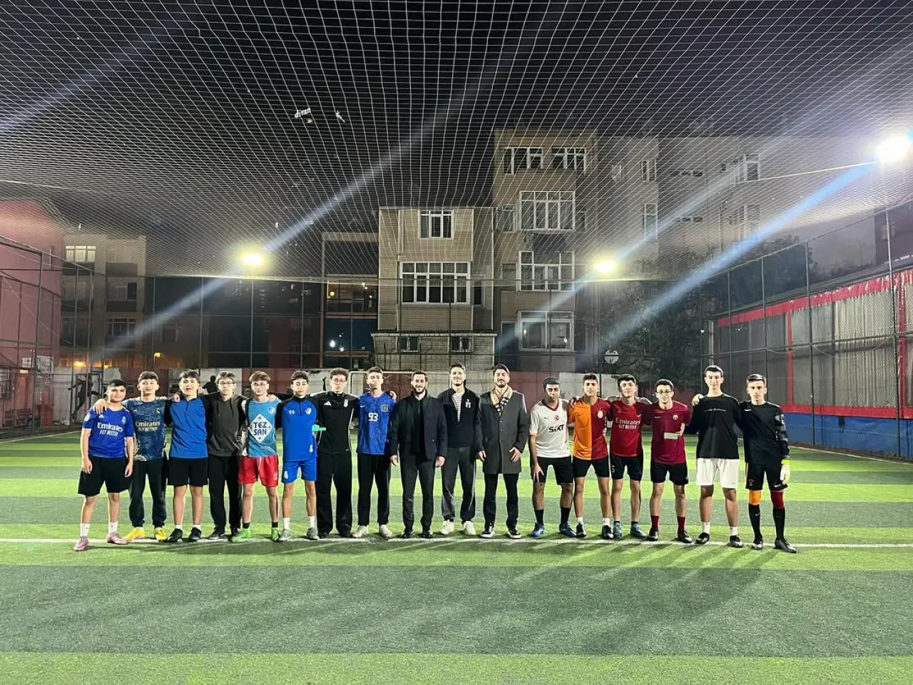 Şişli'de Liseler Arası Dostluk Maçında Fair Play Ruhu Hakim Oldu Şişli'de Liseler Arası Dostluk Maçında Fair Play Ruhu Hakim Oldu