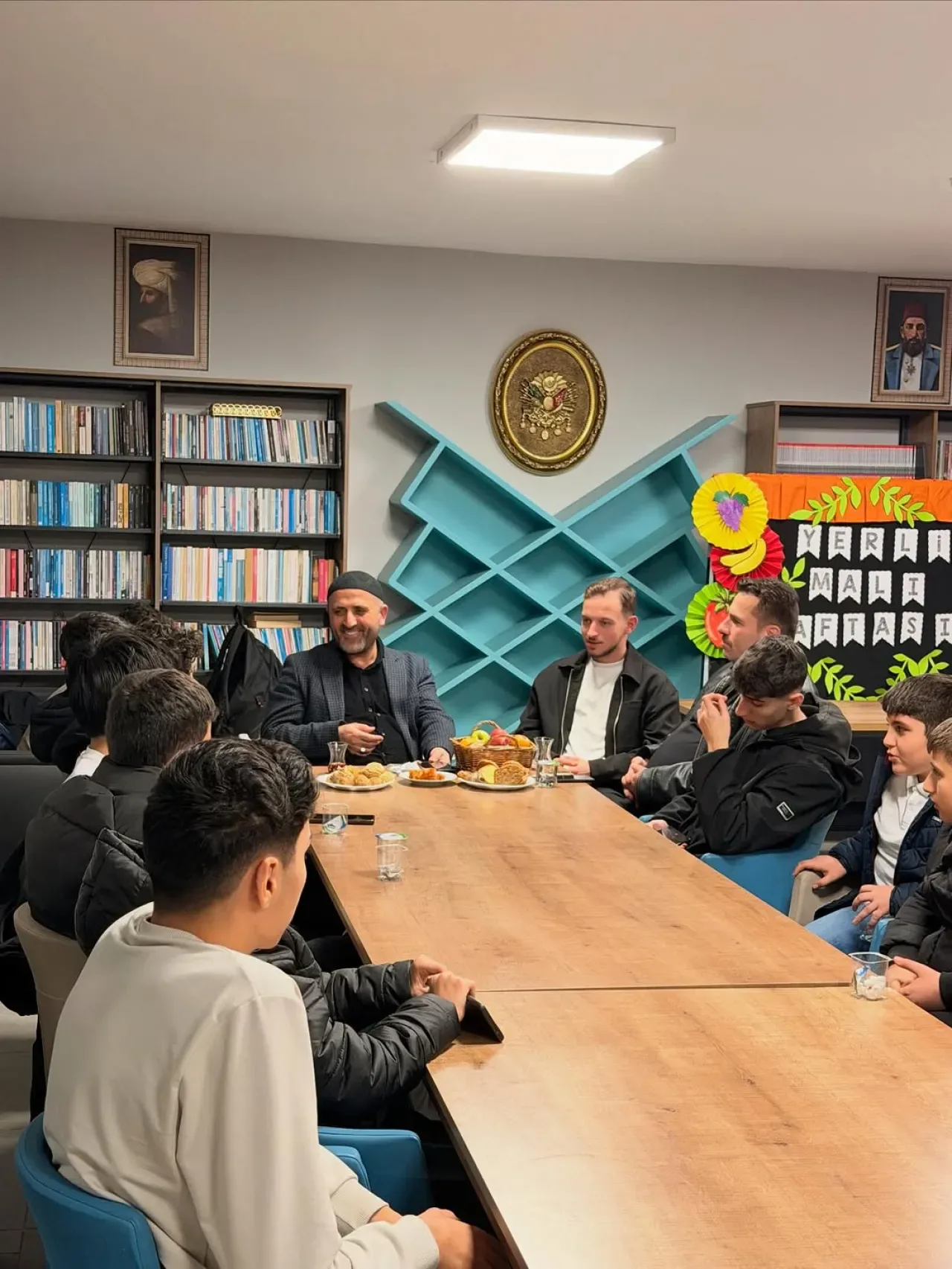 TÜGVA Zeytinburnu'nda Haşim Kandemir ile Maneviyat Dolu Cuma Sohbeti TÜGVA Zeytinburnu'nda Haşim Kandemir ile Maneviyat Dolu Cuma Sohbeti