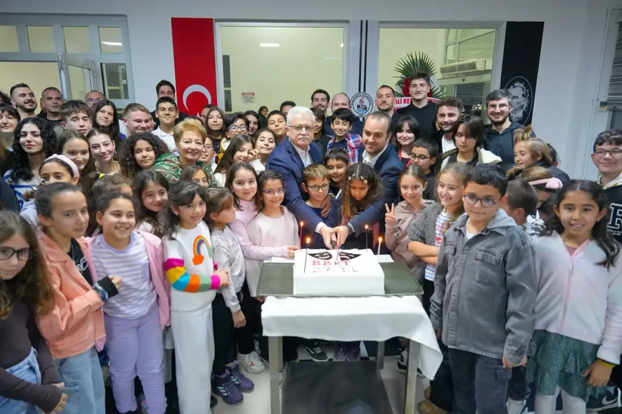 Burhaniye Belediyesi Kent Tiyatrosu 26. Yılını Kutladı Burhaniye Belediyesi Kent Tiyatrosu 26. Yılını Kutladı