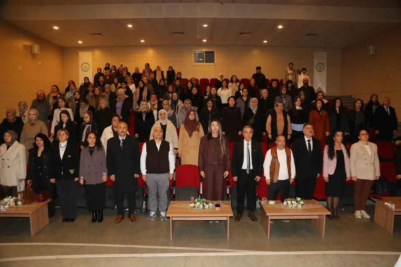 Gölbaşı'nda Aileleri Dijital Çağa Hazırlayan Eğitim Semineri Düzenlendi Gölbaşı'nda Aileleri Dijital Çağa Hazırlayan Eğitim Semineri Düzenlendi