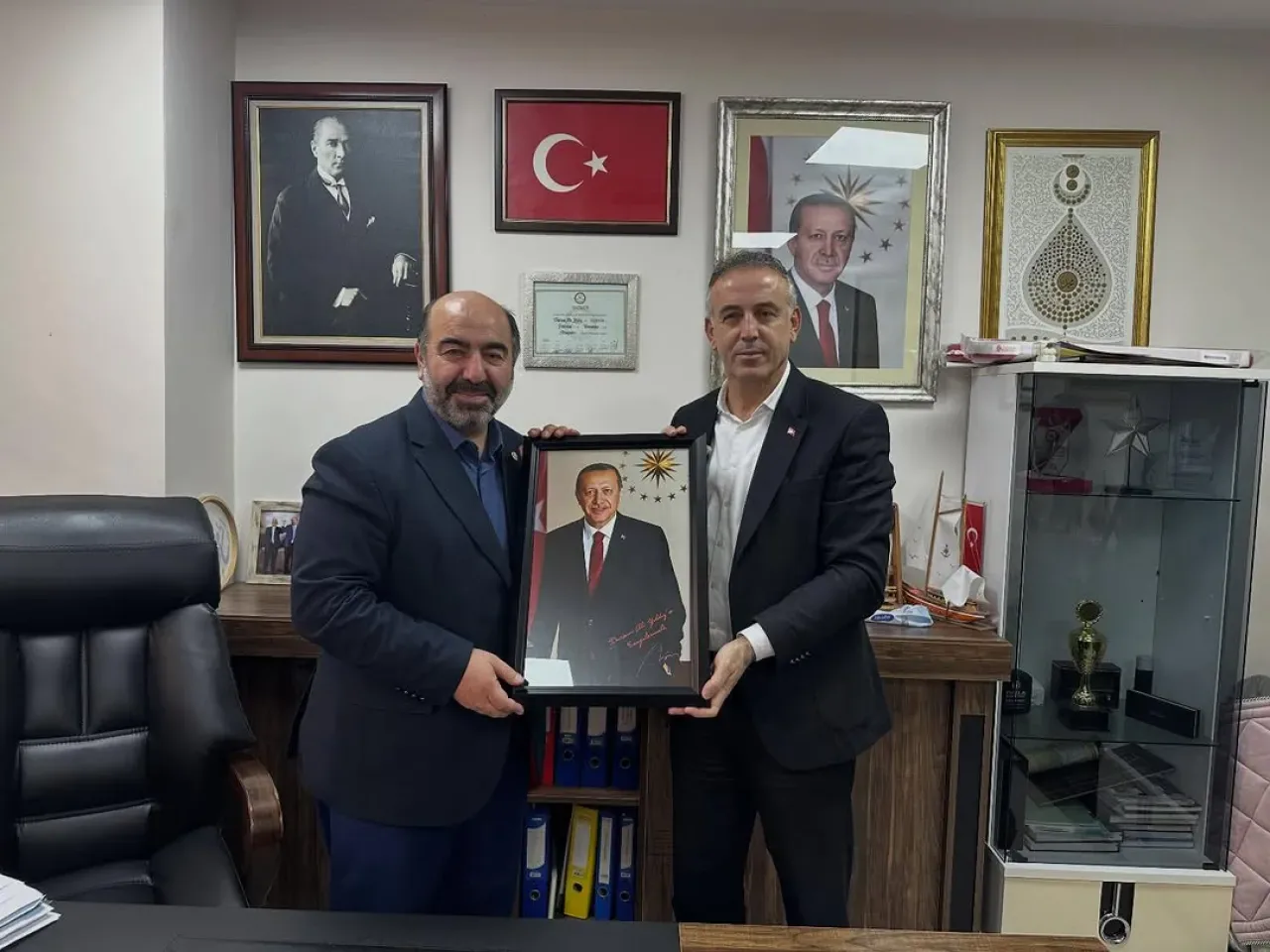 AK Parti Ümraniye İlçe Teşkilatından Altınşehir Mahalle Muhtarına Ziyaret AK Parti Ümraniye İlçe Teşkilatından Altınşehir Mahalle Muhtarına Ziyaret