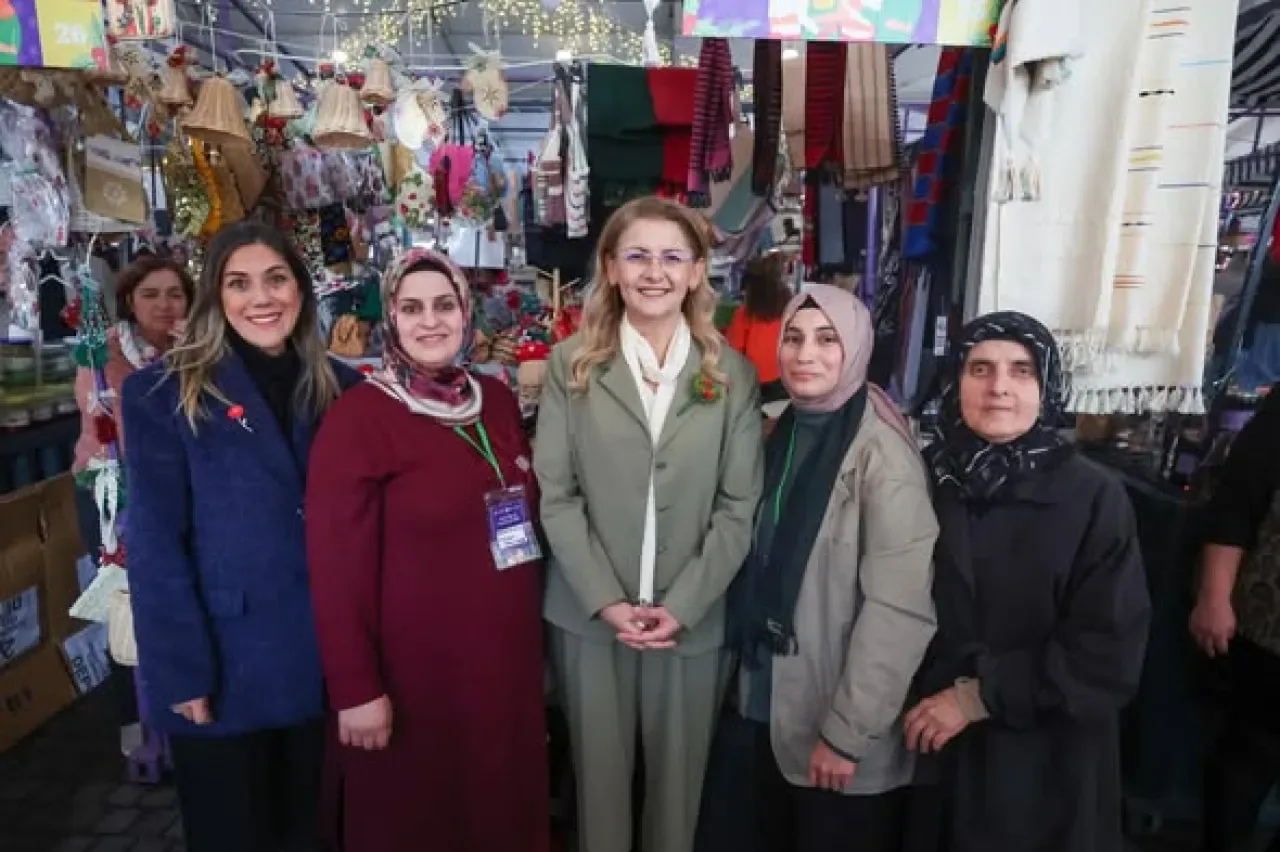 Bakırköy'de Yılbaşı Alışveriş Şenliği'nde Kadın Emeği Ön Planda Bakırköy'de Yılbaşı Alışveriş Şenliği'nde Kadın Emeği Ön Planda