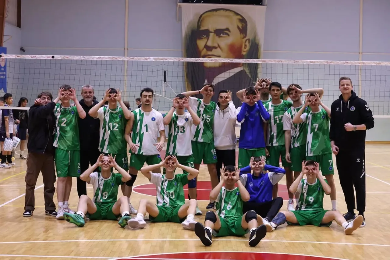 Bursa Büyükşehir Belediyespor Genç Erkek Voleybol Takımı, İnegöl Belediyespor'u 3-0 Mağlup Etti Bursa Büyükşehir Belediyespor Genç Erkek Voleybol Takımı, İnegöl Belediyespor'u 3-0 Mağlup Etti