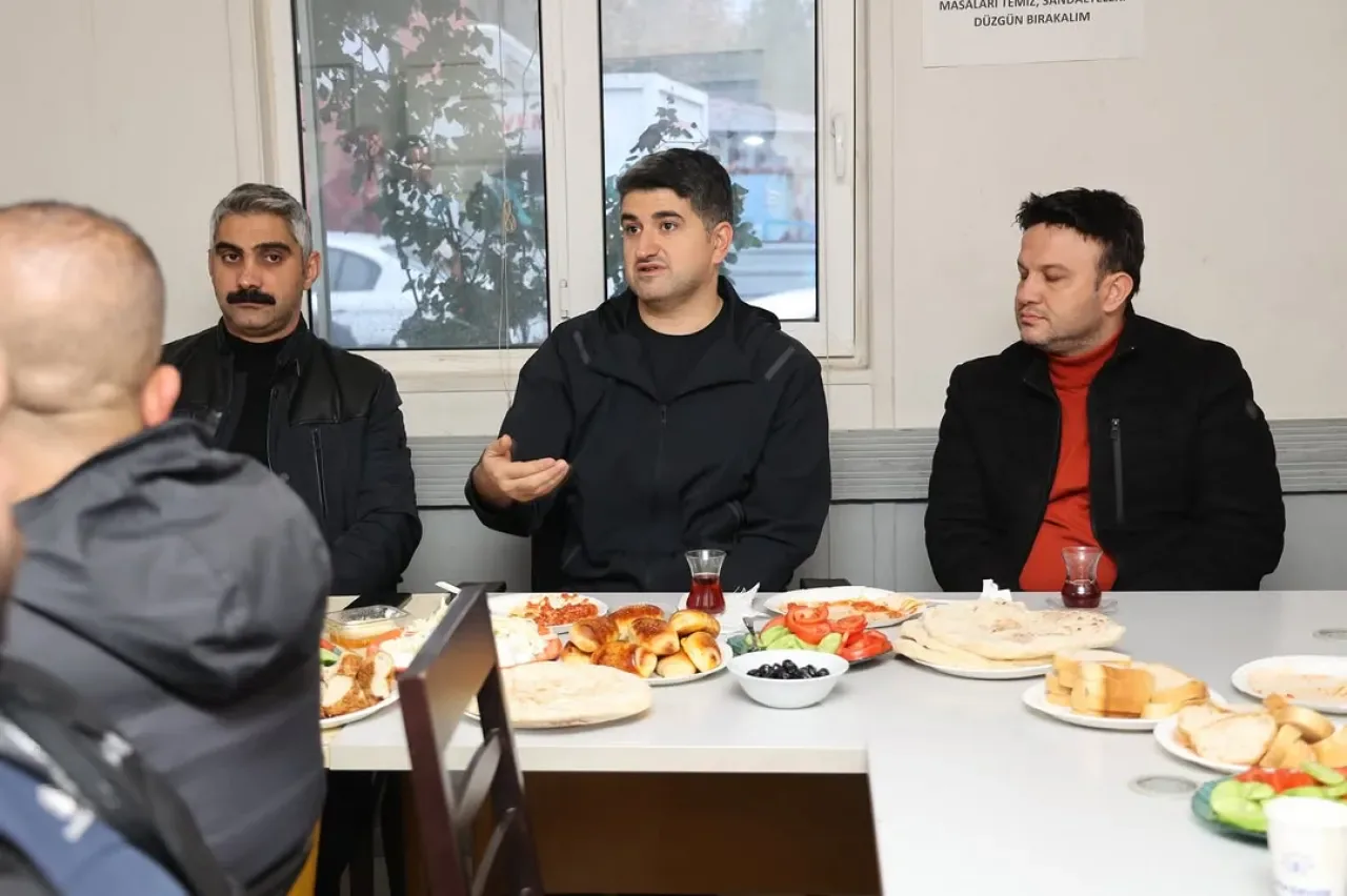 Ataşehir Belediye Başkanı, Temizlik Personelini Ziyaret Etti Ataşehir Belediye Başkanı, Temizlik Personelini Ziyaret Etti