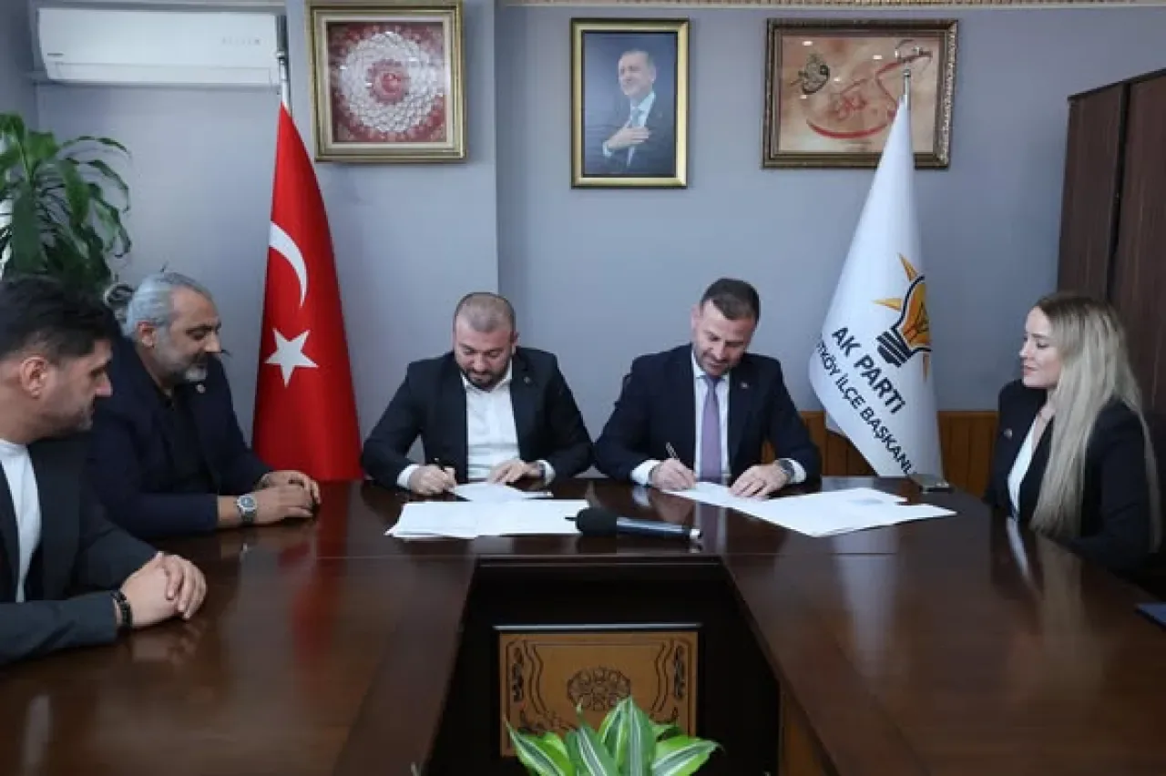 CHP'li Meclis Üyeleri AK Parti Arnavutköy İlçe Teşkilatına Katıldı CHP'li Meclis Üyeleri AK Parti Arnavutköy İlçe Teşkilatına Katıldı