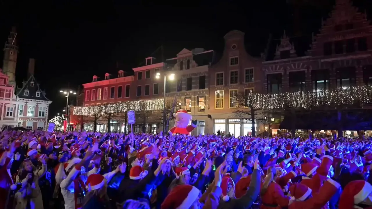 Haarlem'de 2 Bin Noel Baba, Çocuk Yoksulluğuna Dikkat Çekmek İçin Koştu Haarlem'de 2 Bin Noel Baba, Çocuk Yoksulluğuna Dikkat Çekmek İçin Koştu