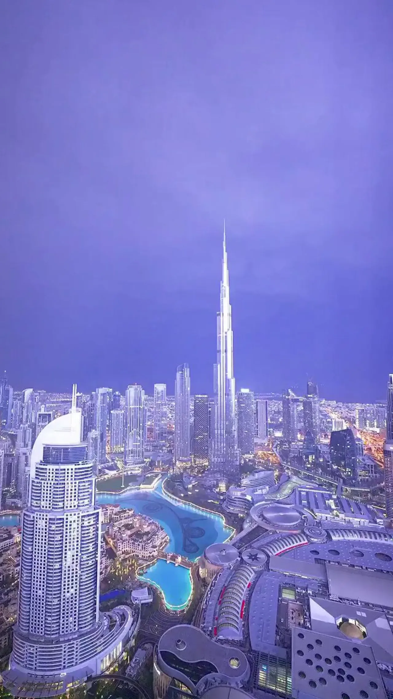 Burj Khalifa'ya Yıldırım İsabet Etti: Görsel Şölen Yaşandı Burj Khalifa'ya Yıldırım İsabet Etti: Görsel Şölen Yaşandı