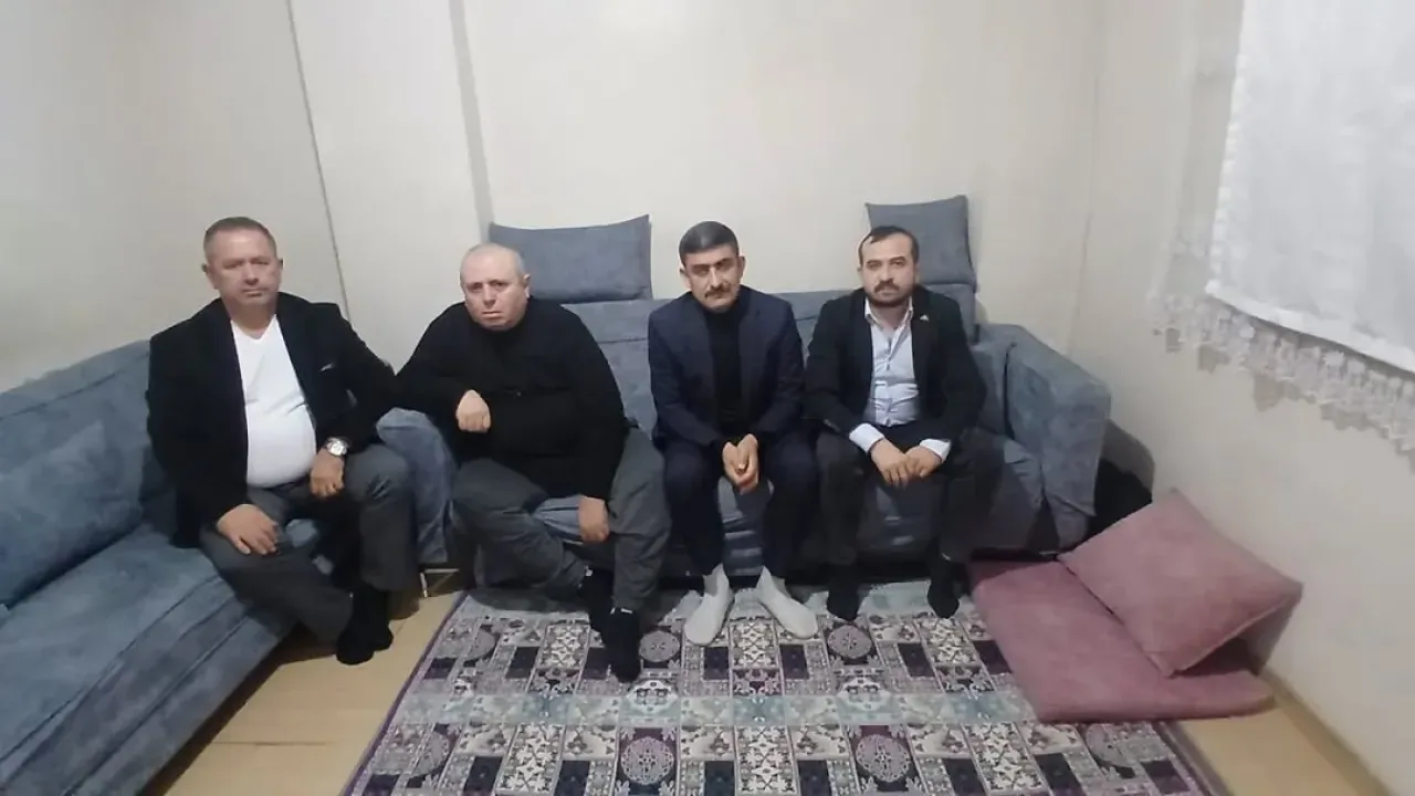 MHP Avcılar'dan Şenkaloğlu Ailesine Bahçeli'nin Selamlarıyla Ziyaret MHP Avcılar'dan Şenkaloğlu Ailesine Bahçeli'nin Selamlarıyla Ziyaret