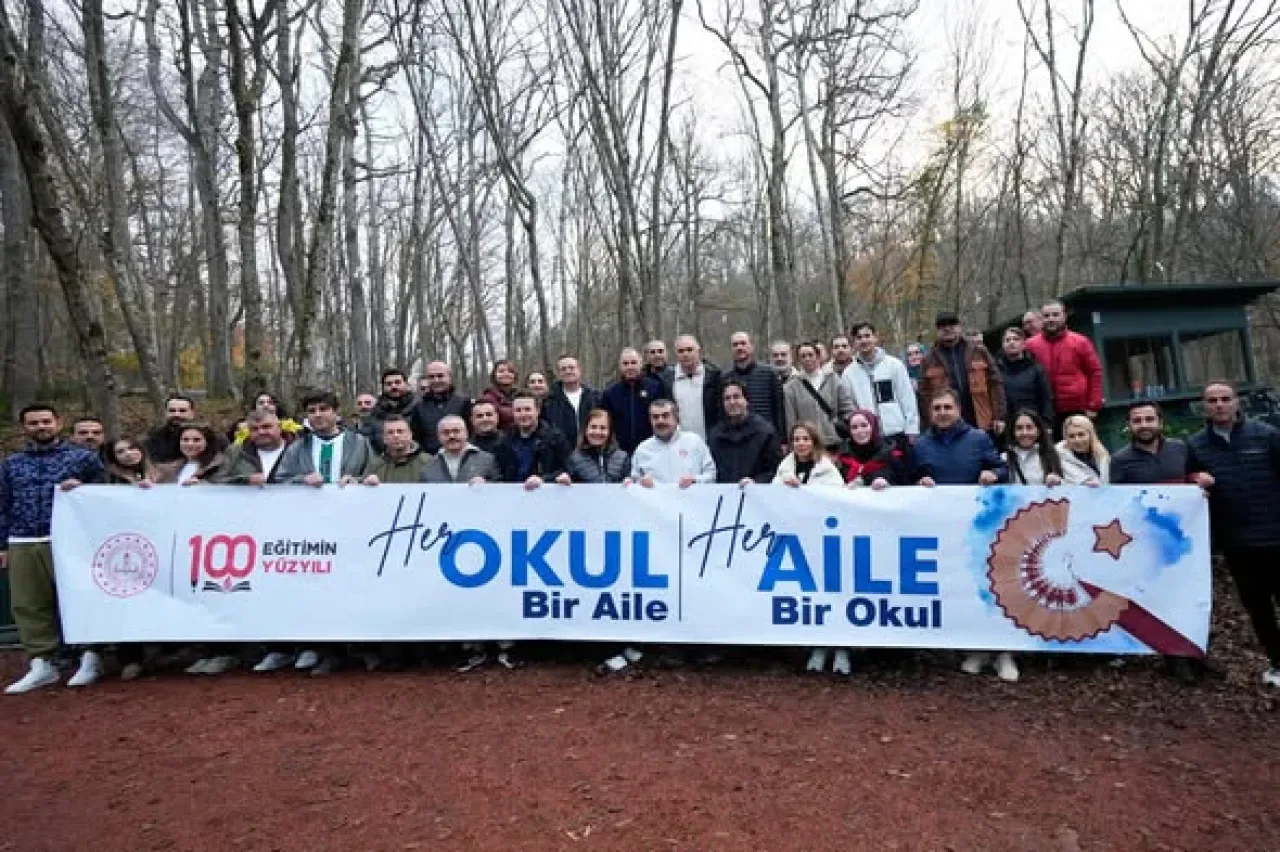 İstanbul'da Aile Yılı Kapsamında Doğa Yürüyüşü Etkinliği Düzenlendi İstanbul'da Aile Yılı Kapsamında Doğa Yürüyüşü Etkinliği Düzenlendi