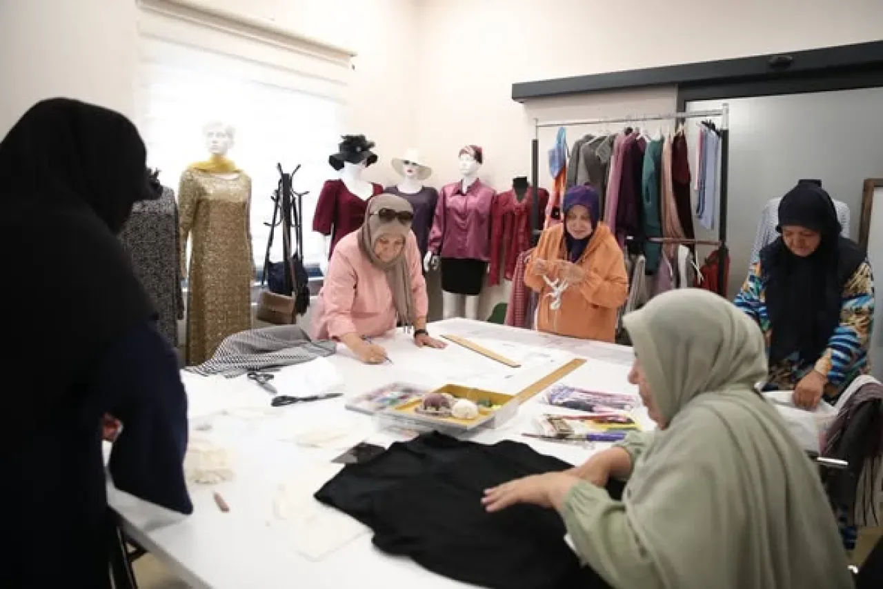 Bağcılar'da Vefahane Yaşam Merkezi'nde Tekstil Kursu ile Büyükler Üretiyor Bağcılar'da Vefahane Yaşam Merkezi'nde Tekstil Kursu ile Büyükler Üretiyor