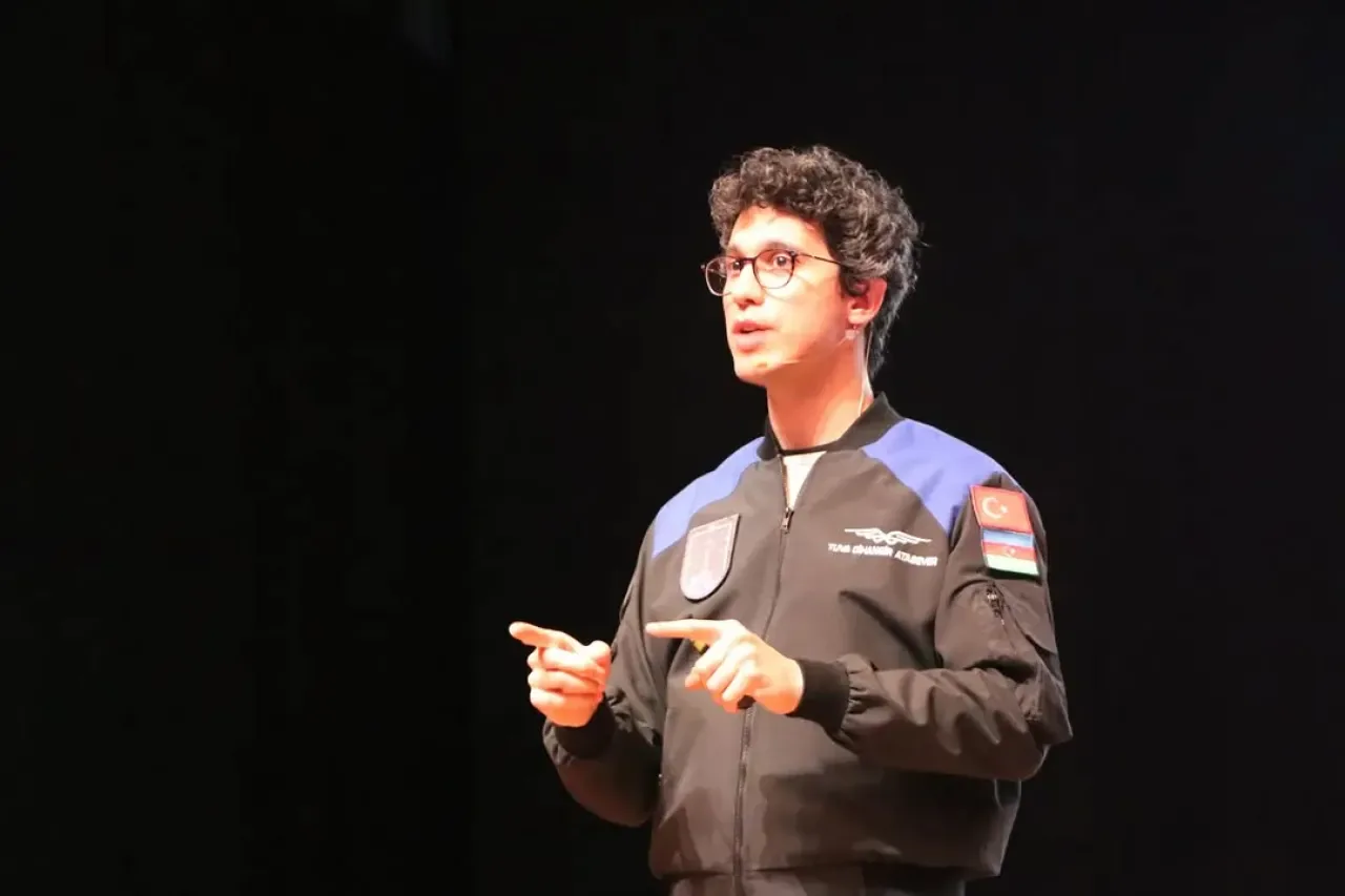 Sultanbeyli'de Gençler Milli Astronot Tuva Cihangir Atasever ile Buluştu Sultanbeyli'de Gençler Milli Astronot Tuva Cihangir Atasever ile Buluştu