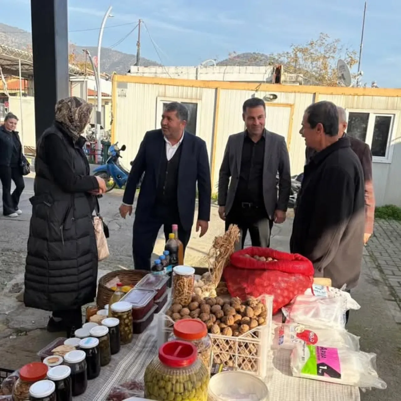 Bayındır'da Yeni Açılan Cuma Pazarı Yoğun İlgi Gördü Bayındır'da Yeni Açılan Cuma Pazarı Yoğun İlgi Gördü