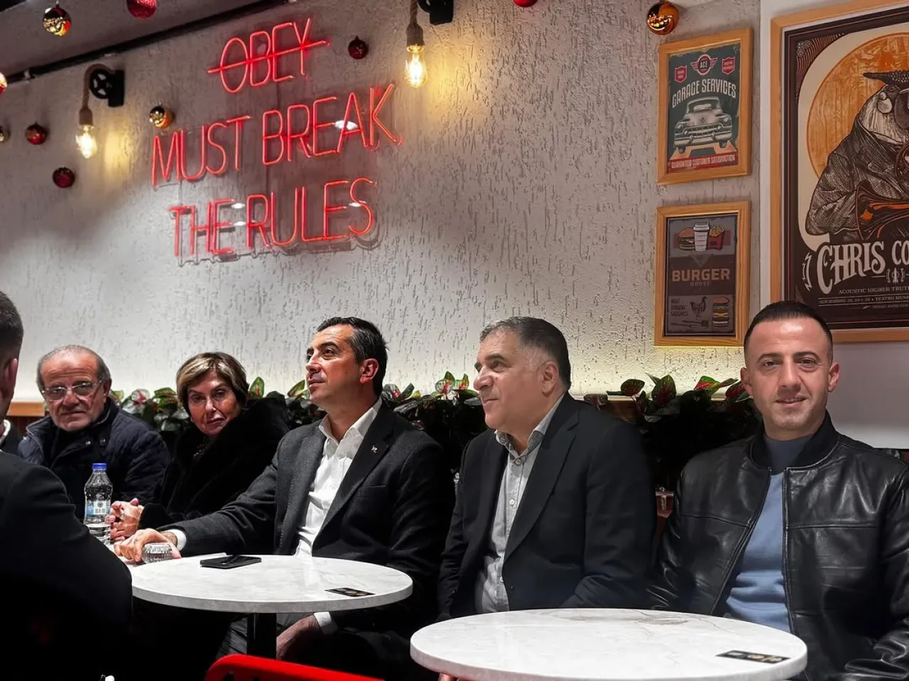 AK Parti Şişli İlçe Başkanı Serkan Polat, Bozkurt Mahallesi'ndeki Yeni İşletmenin Açılışına Katıldı AK Parti Şişli İlçe Başkanı Serkan Polat, Bozkurt Mahallesi'ndeki Yeni İşletmenin Açılışına Katıldı