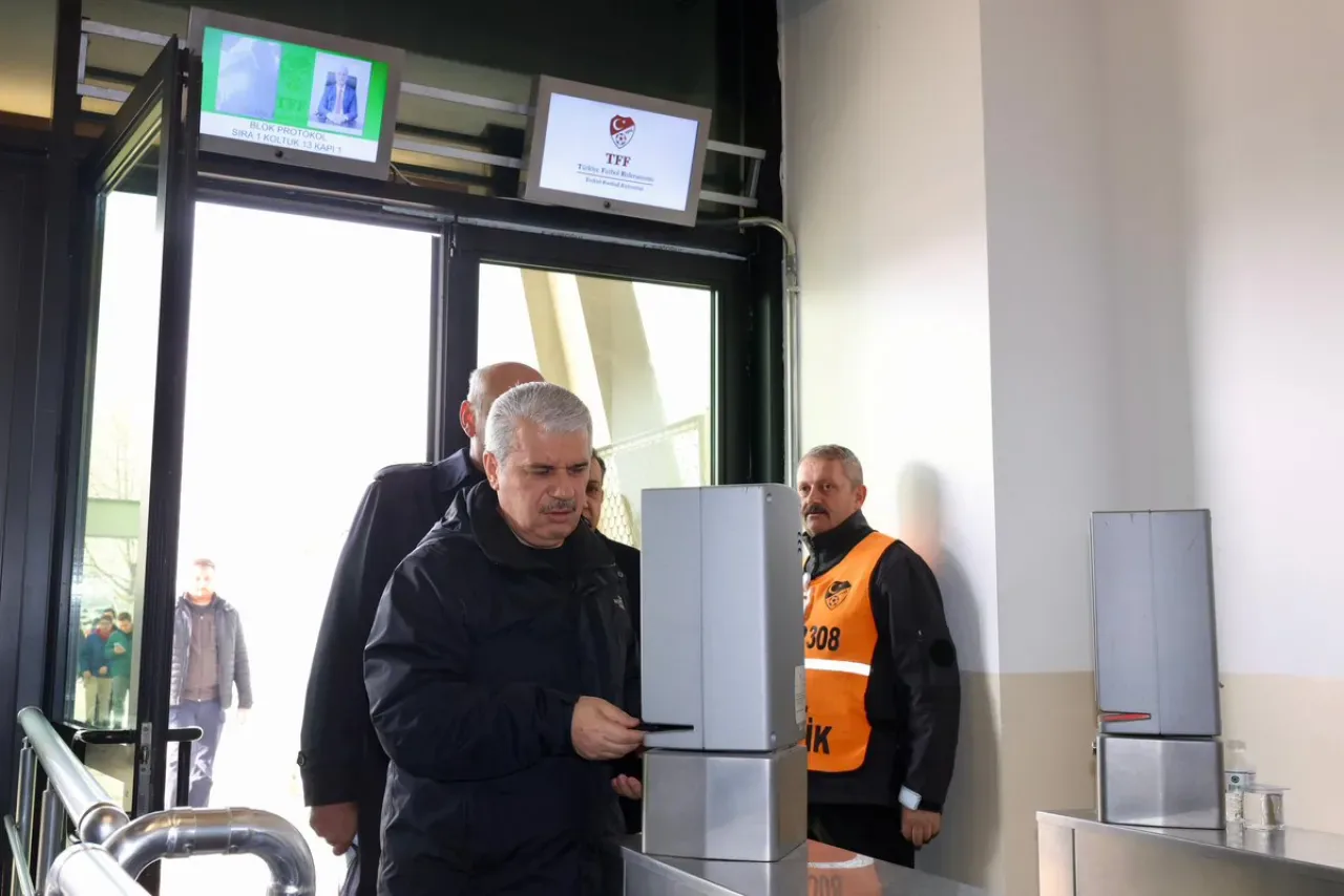 Vali İbrahim Akın, Konyaspor'un Kayserispor Maçını Tribünden İzledi Vali İbrahim Akın, Konyaspor'un Kayserispor Maçını Tribünden İzledi