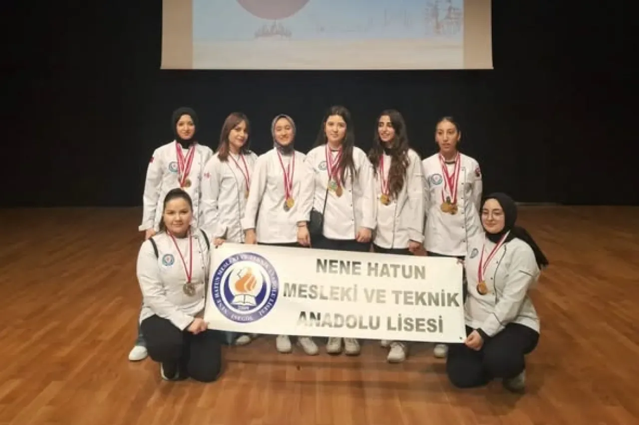 İnegöl'lü Genç Şeflerden Uluslararası Mutfak Yarışmasında Büyük Başarı İnegöl'lü Genç Şeflerden Uluslararası Mutfak Yarışmasında Büyük Başarı