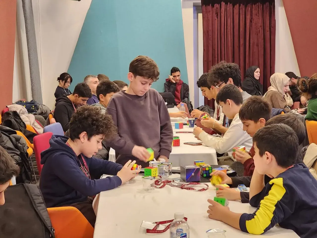 Beyoğlu'nda Gerçekleşen Renkli Yarış: Rubik Küp Turnuvası Sona Erdi Beyoğlu'nda Gerçekleşen Renkli Yarış: Rubik Küp Turnuvası Sona Erdi