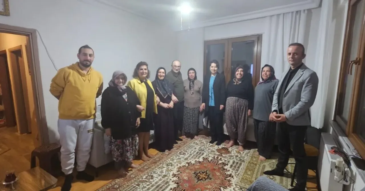 MHP Maltepe İlçe Başkanlığı, Zümrütevler Mahallesi'nde Vatandaş Ziyareti Gerçekleştirdi MHP Maltepe İlçe Başkanlığı, Zümrütevler Mahallesi'nde Vatandaş Ziyareti Gerçekleştirdi