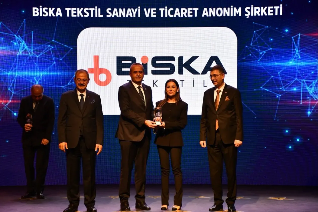 Gaziantep'te Sanayinin Yıldızları "Sanayide Yapay Zeka" Temasıyla Ödüllendirildi Gaziantep'te Sanayinin Yıldızları "Sanayide Yapay Zeka" Temasıyla Ödüllendirildi