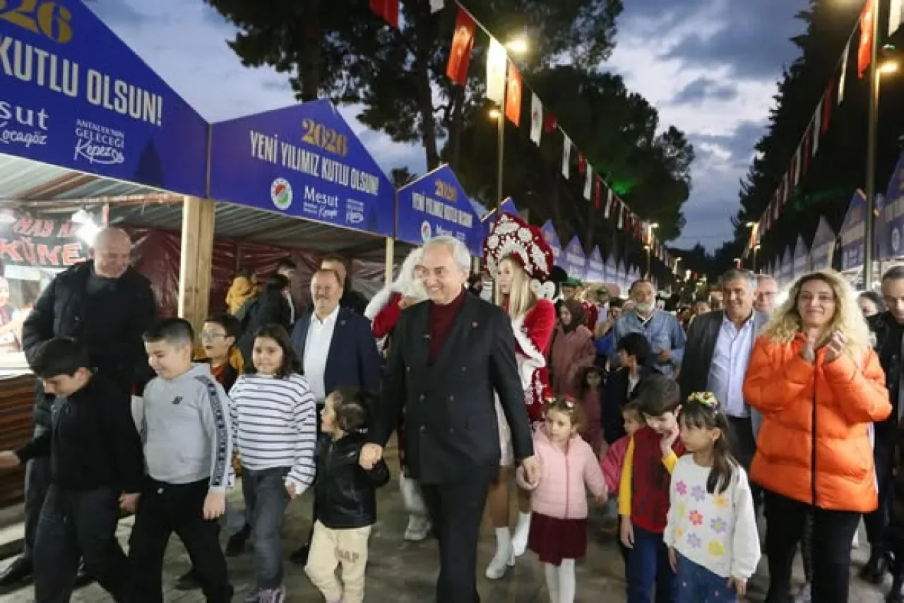 Kepez'de Yeni Yıl Coşkusu Dokumapark'ta Başladı Kepez'de Yeni Yıl Coşkusu Dokumapark'ta Başladı