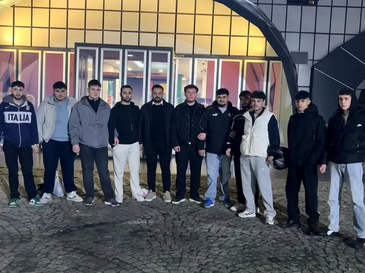 AK GENÇ GEBZE'den Mahalle Sakinlerine Havuz Programı AK GENÇ GEBZE'den Mahalle Sakinlerine Havuz Programı