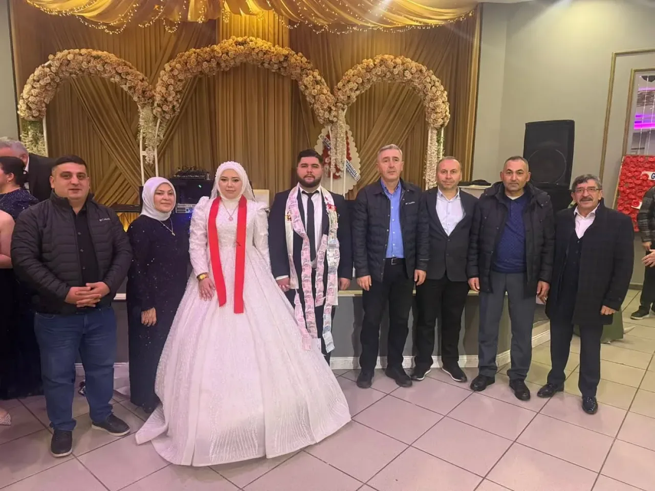 Çayırova Belediyesi, Yeni Evli Çiftin Mutluluğuna Ortak Oldu Çayırova Belediyesi, Yeni Evli Çiftin Mutluluğuna Ortak Oldu