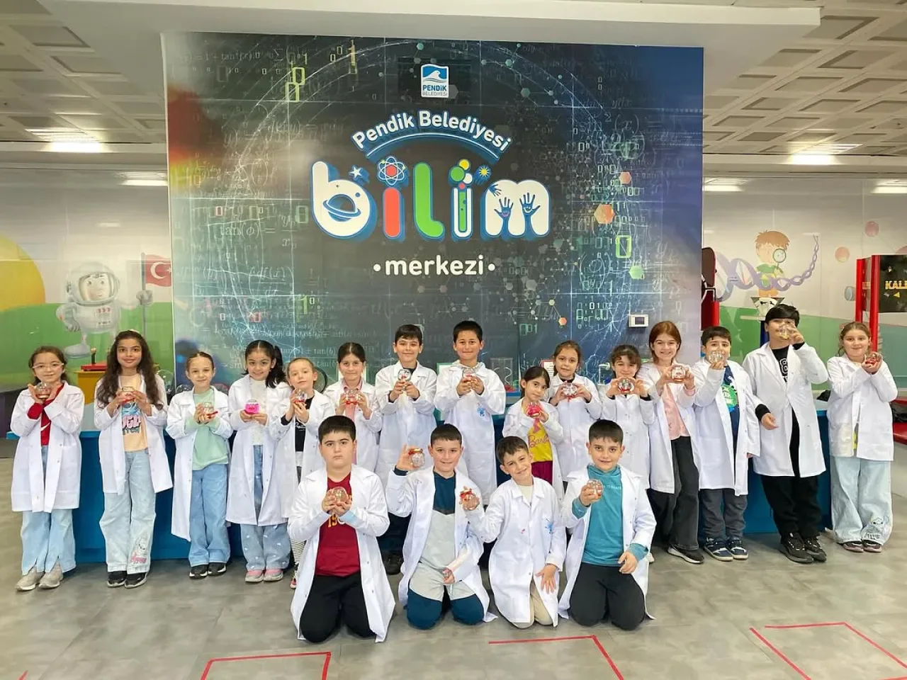 Pendik'te Genç Mucitler Kar Küresi Atölyesinde Hayal Güçlerini Konuşturdu Pendik'te Genç Mucitler Kar Küresi Atölyesinde Hayal Güçlerini Konuşturdu