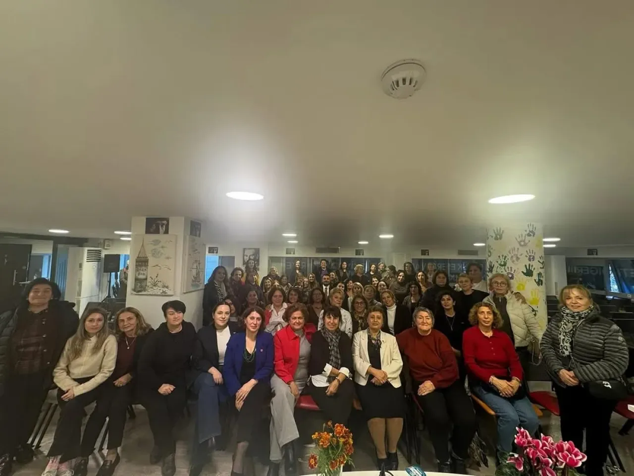 CHP Üsküdar'da Kadın Kolları Toplantısı: Siyasette Kadın Gücü ve Dayanışma Vurgusu CHP Üsküdar'da Kadın Kolları Toplantısı: Siyasette Kadın Gücü ve Dayanışma Vurgusu
