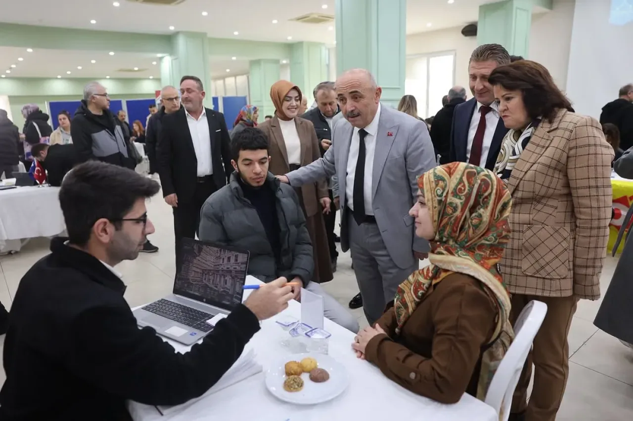 Darıca'da İstihdam Seferberliği: 5. İstihdam Fuarı Yoğun Katılımla Tamamlandı Darıca'da İstihdam Seferberliği: 5. İstihdam Fuarı Yoğun Katılımla Tamamlandı