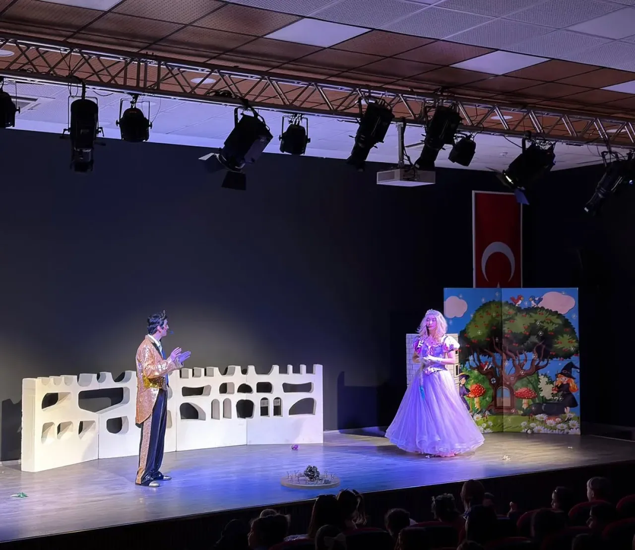 Çekmeköy'de Rapunzel Tiyatrosu Minikleri Coşturdu Çekmeköy'de Rapunzel Tiyatrosu Minikleri Coşturdu