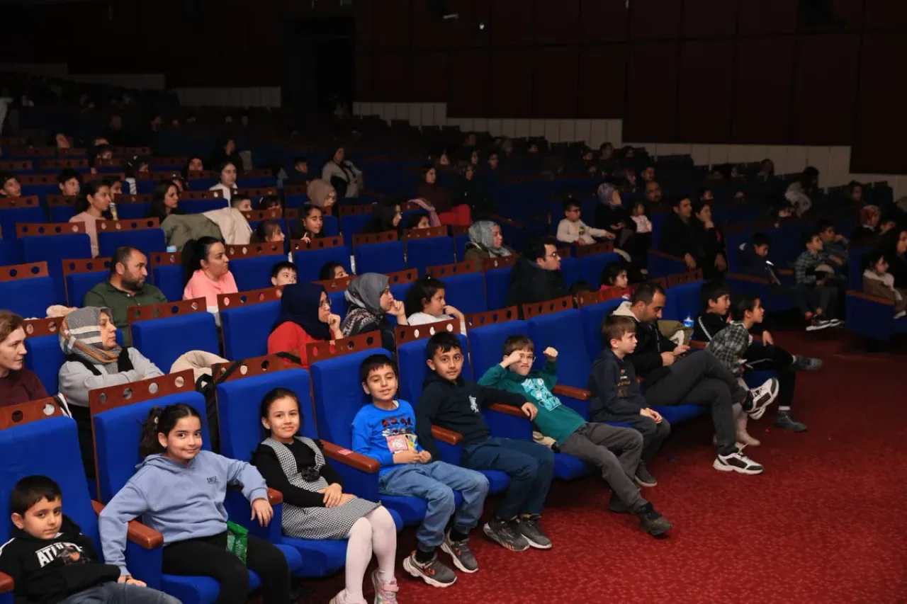 Ereğli Belediyesi Tembeller Ailesi Filmini Dev Ekranda Halkla Buluşturdu Ereğli Belediyesi Tembeller Ailesi Filmini Dev Ekranda Halkla Buluşturdu