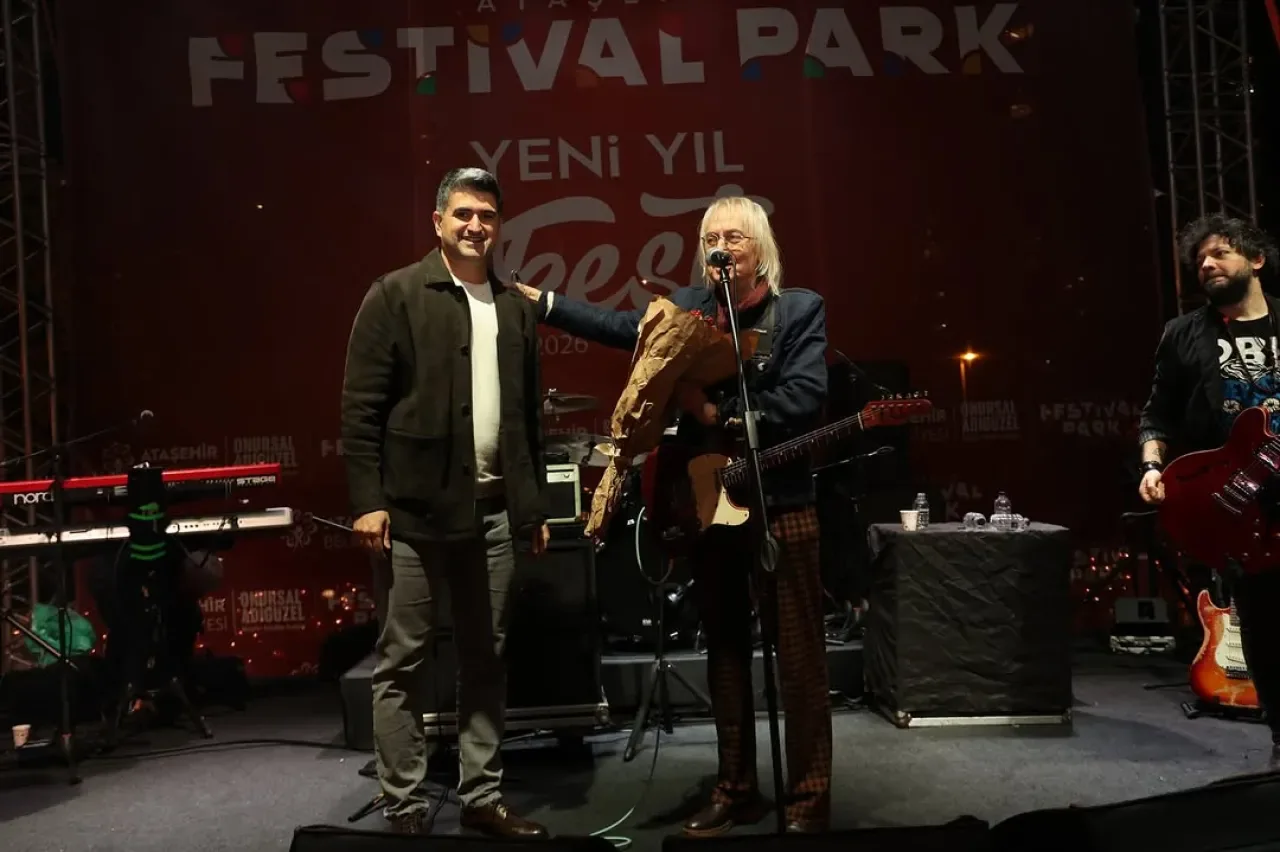 Bulutsuzluk Özlemi, Ataşehir'de Yeni Yıl Fest'te Sahne Aldı Bulutsuzluk Özlemi, Ataşehir'de Yeni Yıl Fest'te Sahne Aldı