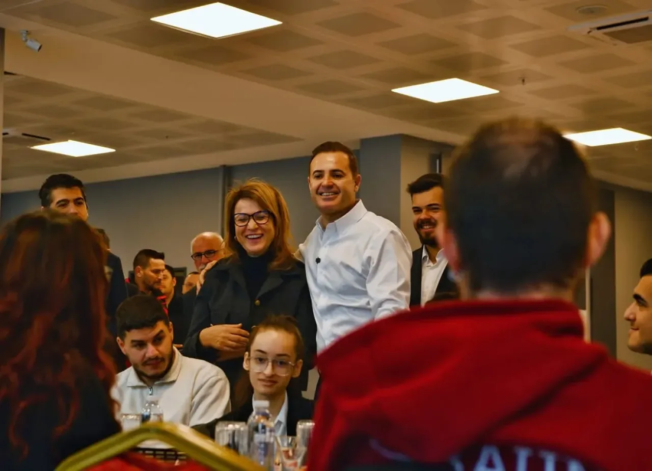 Balıkesir'de Üniversiteli Genç Liderler ve Belediye Başkanı Bir Araya Geldi Balıkesir'de Üniversiteli Genç Liderler ve Belediye Başkanı Bir Araya Geldi
