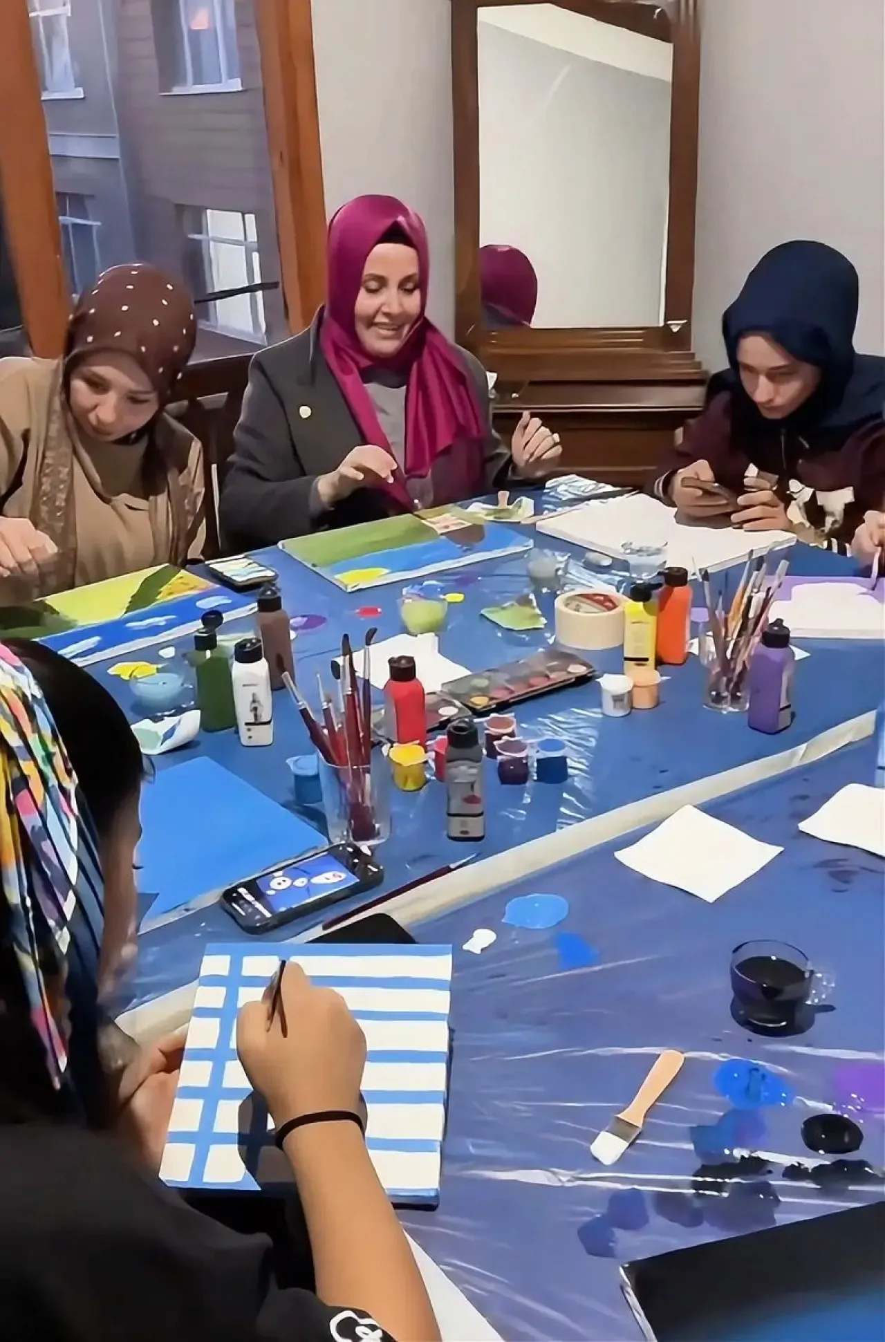 AK Partili Kadınlar TÜGVA'nın Tuval Boyama Workshop'unda Gençlerle Buluştu AK Partili Kadınlar TÜGVA'nın Tuval Boyama Workshop'unda Gençlerle Buluştu