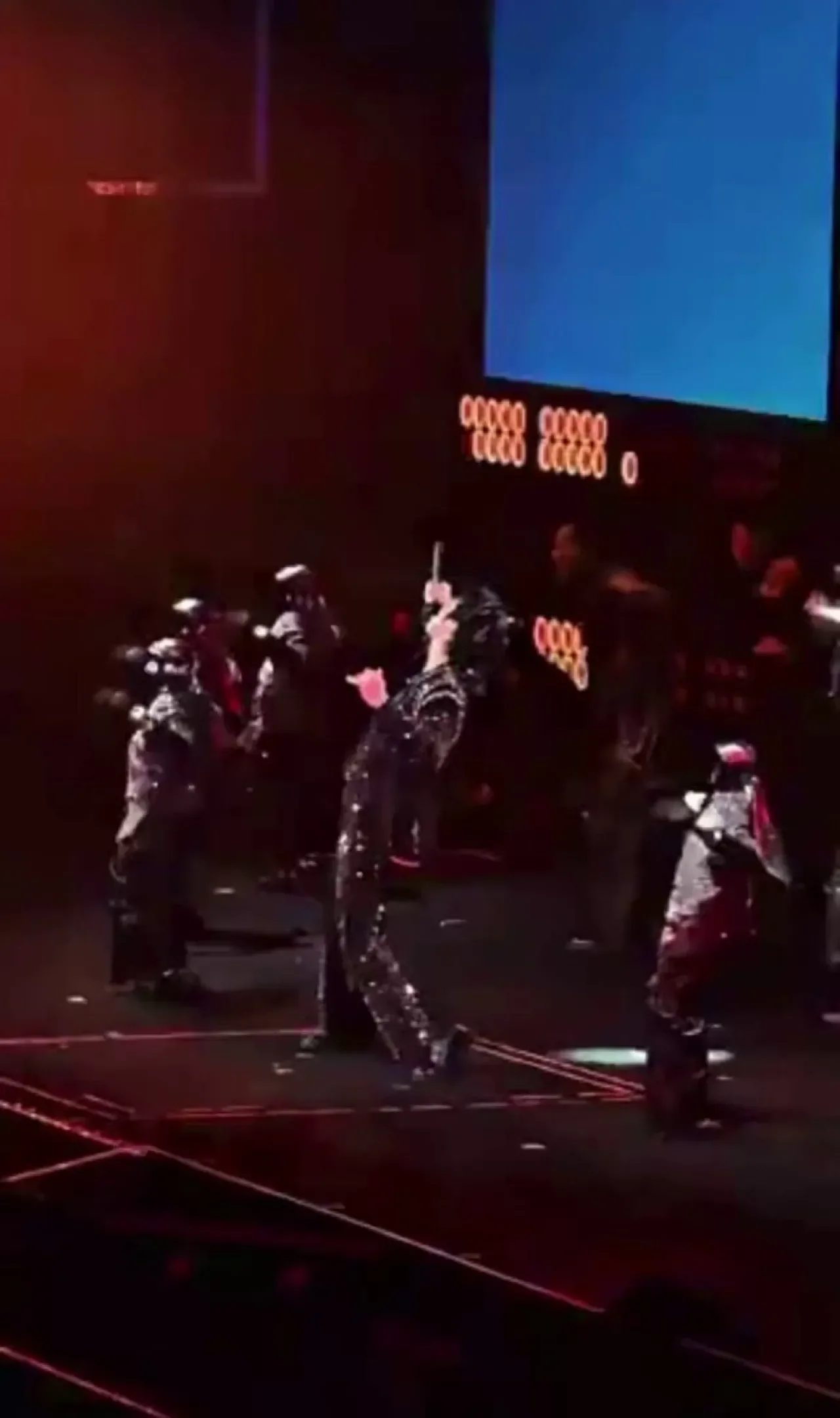 Wang Leehom Konserinde İnsansı Robotlar Dans Etti Wang Leehom Konserinde İnsansı Robotlar Dans Etti