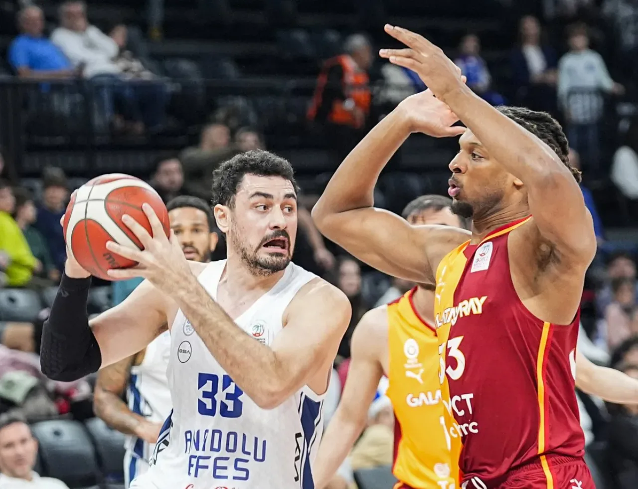 Anadolu Efes, Galatasaray'ı Mağlup Ederek Süper Lig'de Gücünü Gösterdi Anadolu Efes, Galatasaray'ı Mağlup Ederek Süper Lig'de Gücünü Gösterdi