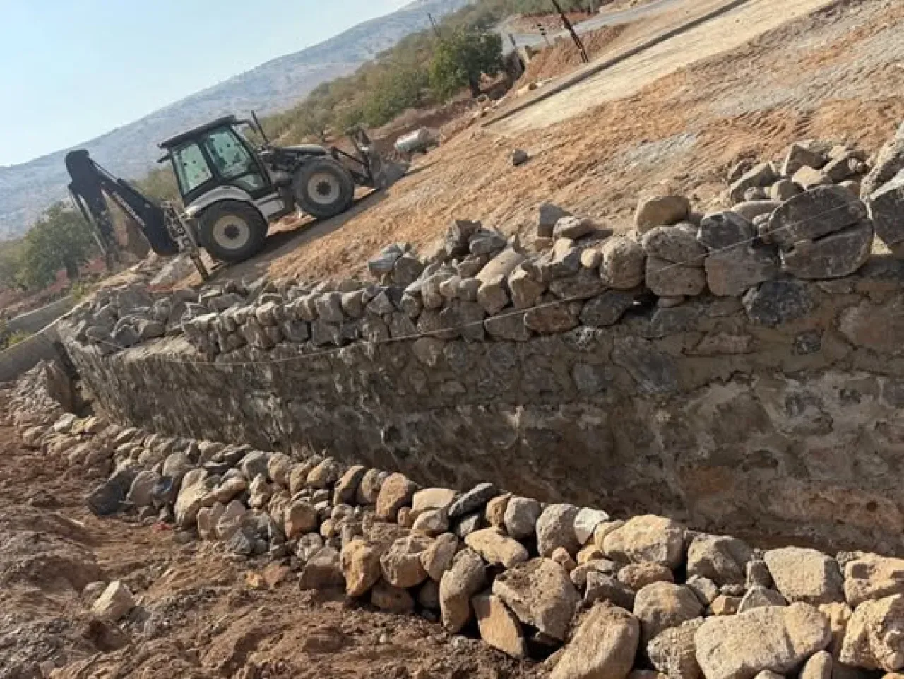 Nizip Belediyesi Mahallelerde Taş Duvar Çalışmalarını Tamamlıyor Nizip Belediyesi Mahallelerde Taş Duvar Çalışmalarını Tamamlıyor