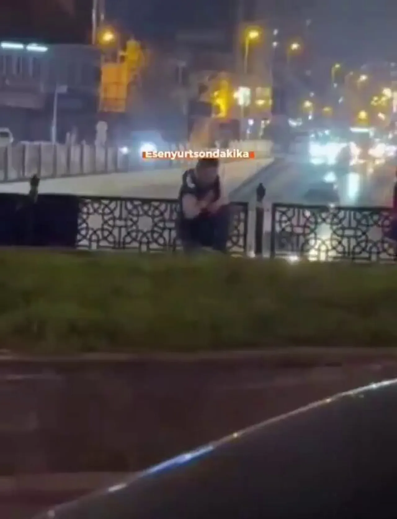 Esenyurt'ta Alt Geçitte Araçlara Taşlı Saldırı Esenyurt'ta Alt Geçitte Araçlara Taşlı Saldırı