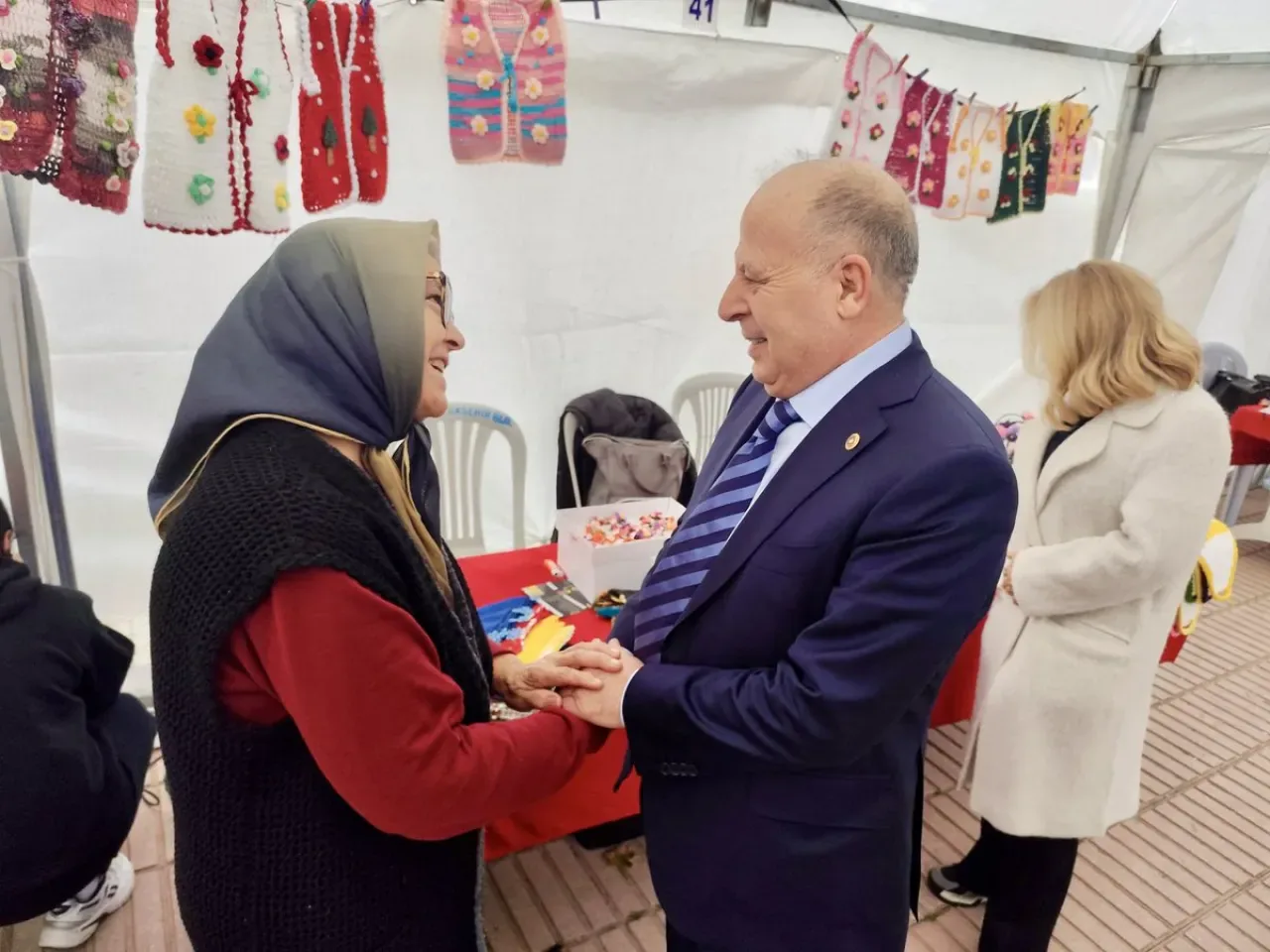 Adana'da Kadın Emeği Pazarı'na Yüreğir Belediye Başkanı'ndan Ziyaret Adana'da Kadın Emeği Pazarı'na Yüreğir Belediye Başkanı'ndan Ziyaret