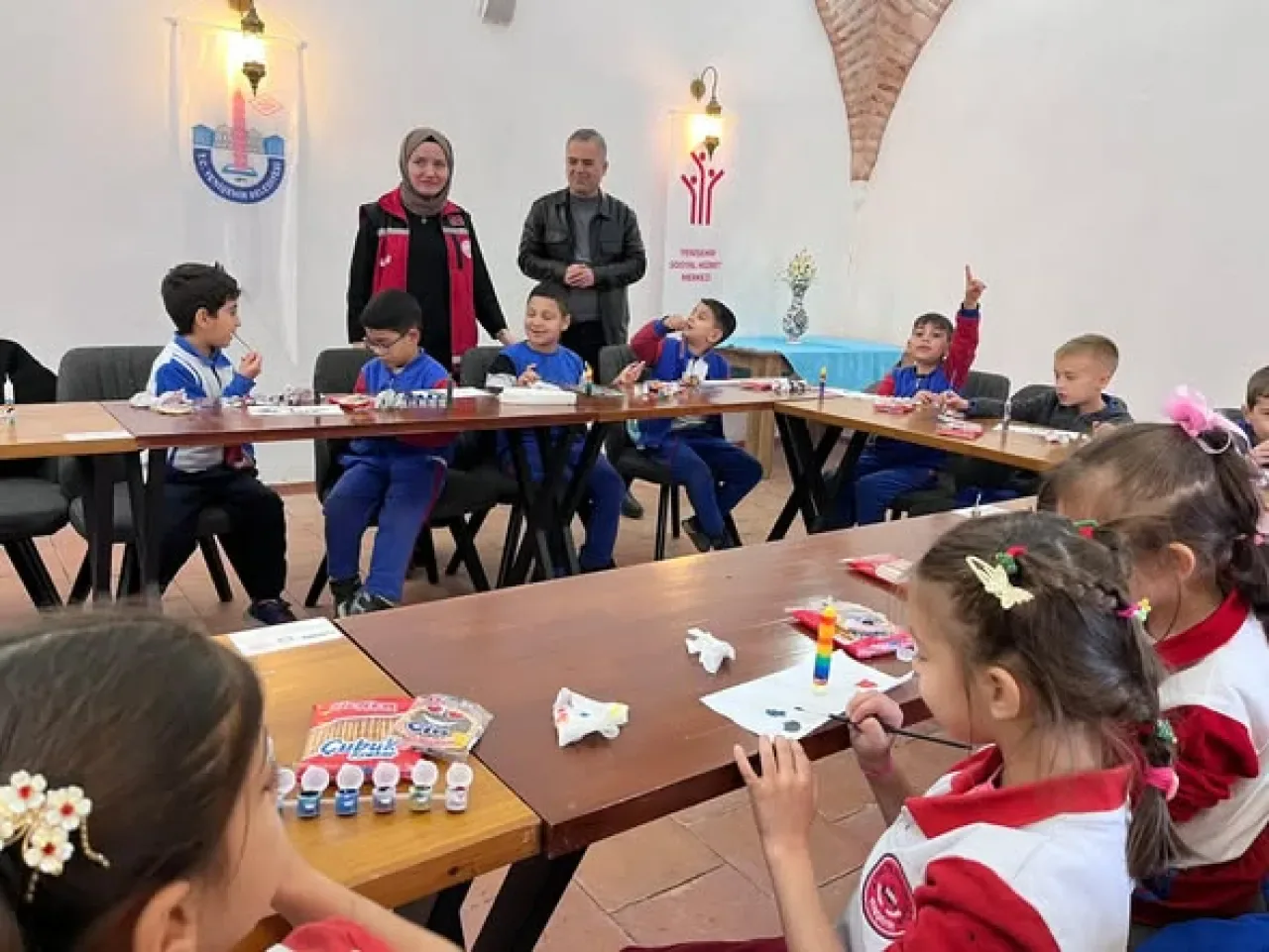 Yenişehir'de Aile Bağlarını Güçlendiren Mum Boyama Etkinliği Düzenlendi Yenişehir'de Aile Bağlarını Güçlendiren Mum Boyama Etkinliği Düzenlendi