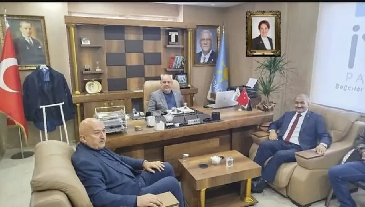 İYİ Parti'de Görev Değişimi: Eski Başkanlar Yeni İlçe Başkanı Berkcan'ı Ziyaret Etti İYİ Parti'de Görev Değişimi: Eski Başkanlar Yeni İlçe Başkanı Berkcan'ı Ziyaret Etti
