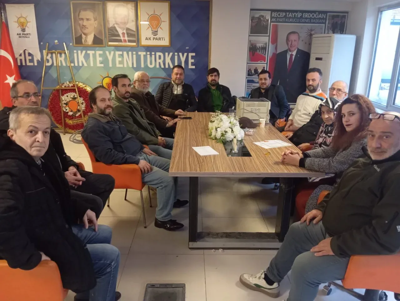 AK Parti Beyoğlu, Yahya Kahya Mahallesi'nde Yönetim Toplantısı Düzenledi AK Parti Beyoğlu, Yahya Kahya Mahallesi'nde Yönetim Toplantısı Düzenledi