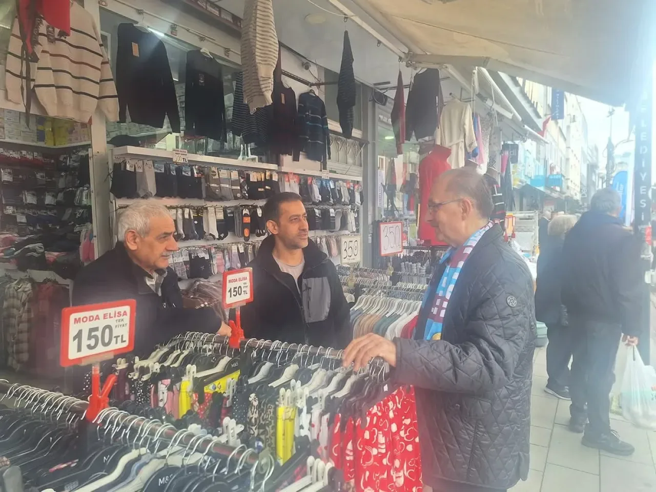 Ataşehir Kaymakamı Bekir Dinkırcı, İlçe Esnafını Ziyaret Etti Ataşehir Kaymakamı Bekir Dinkırcı, İlçe Esnafını Ziyaret Etti