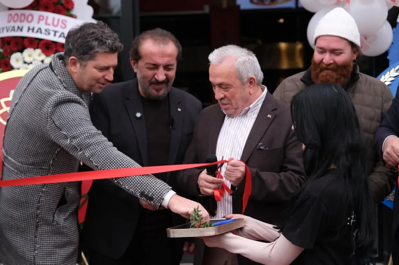 MasterChef Şampiyonu Eren Kaşıkçı'nın 'Kızıl Sakal Sandviç' Markası Bursa Ataevler'de Açıldı MasterChef Şampiyonu Eren Kaşıkçı'nın 'Kızıl Sakal Sandviç' Markası Bursa Ataevler'de Açıldı