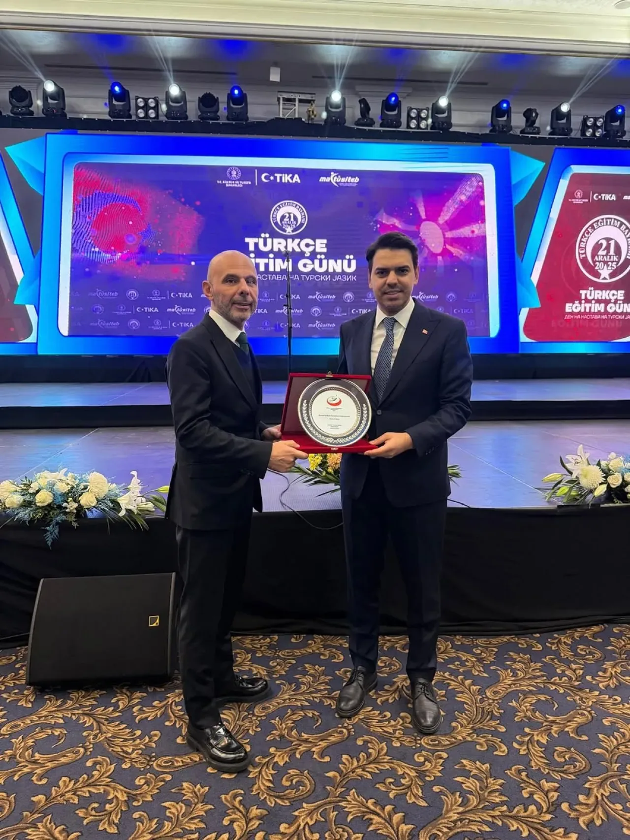 Üsküp'te TİKA'nın 20. Yılı Kutlandı: Türkçe Eğitim Günü'nde Plaket Takdimi Üsküp'te TİKA'nın 20. Yılı Kutlandı: Türkçe Eğitim Günü'nde Plaket Takdimi