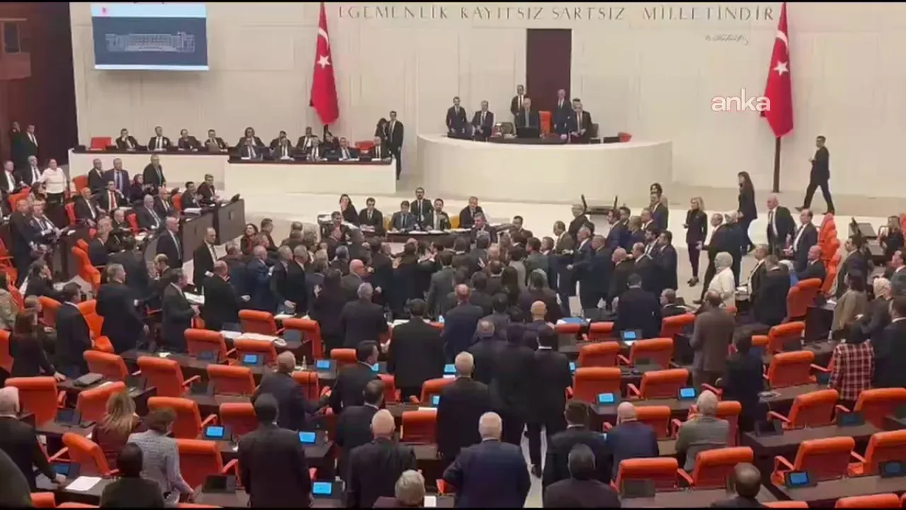Meclis'te CHP'li ve AKP'li Vekiller Arasında Yumruklaşma Meclis'te CHP'li ve AKP'li Vekiller Arasında Yumruklaşma