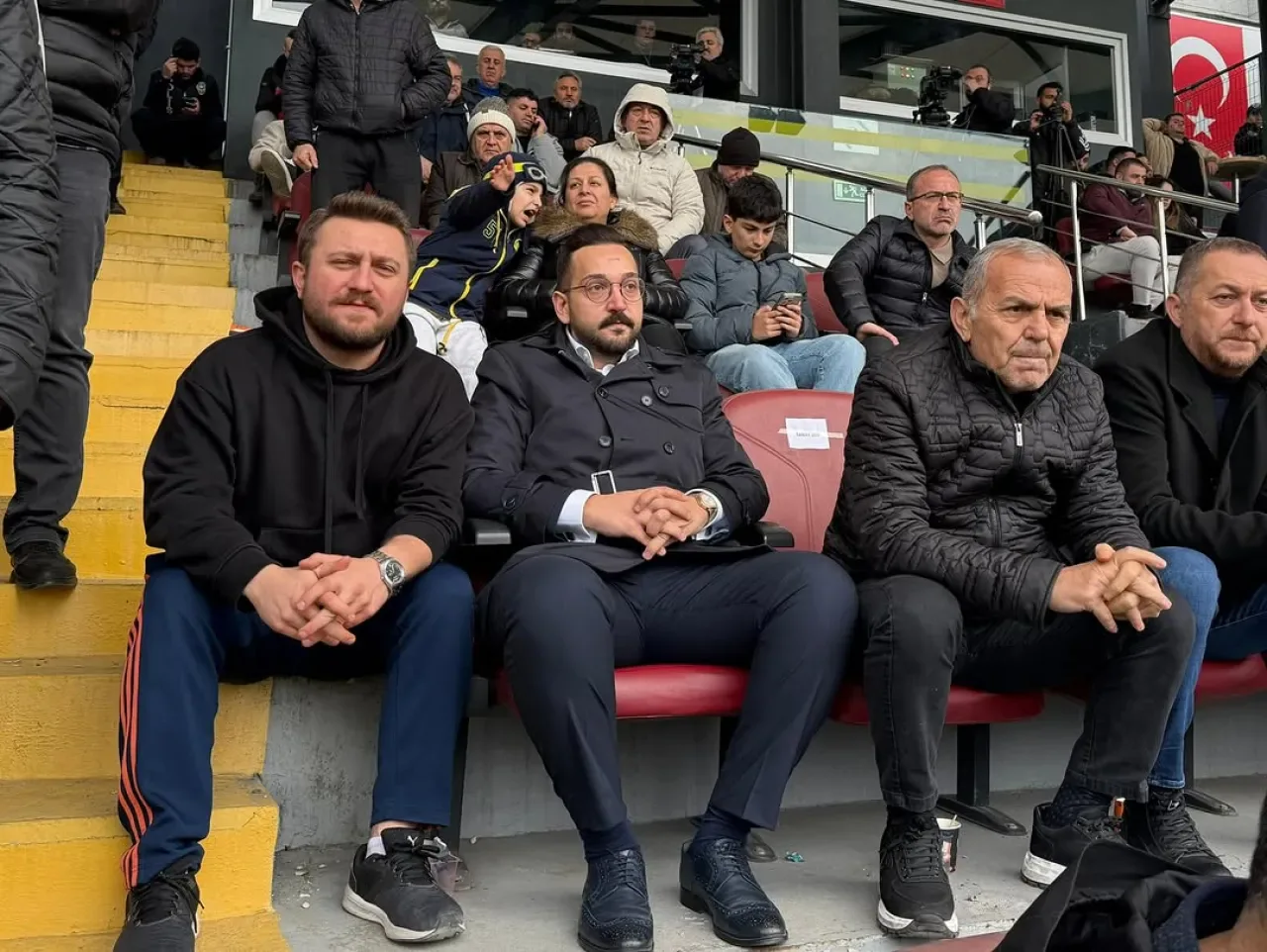 Küçükçekmece'de Gerçekleşen Futbol Maçında Spora Destek Mesajı Küçükçekmece'de Gerçekleşen Futbol Maçında Spora Destek Mesajı