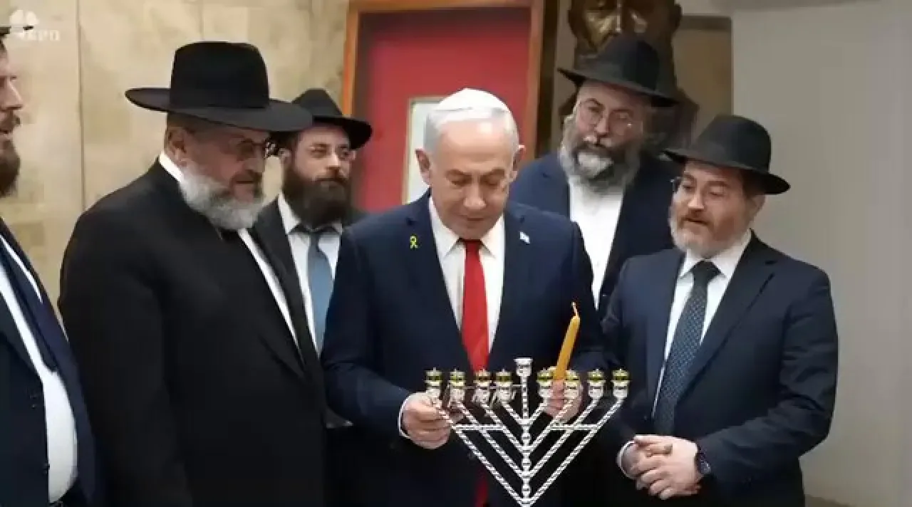 Netanyahu, Hanuka Mumu Yakarken Sidney Saldırısını Değerlendirdi: "Ruhumuz Asla Düşmeyecek" Netanyahu, Hanuka Mumu Yakarken Sidney Saldırısını Değerlendirdi: "Ruhumuz Asla Düşmeyecek"