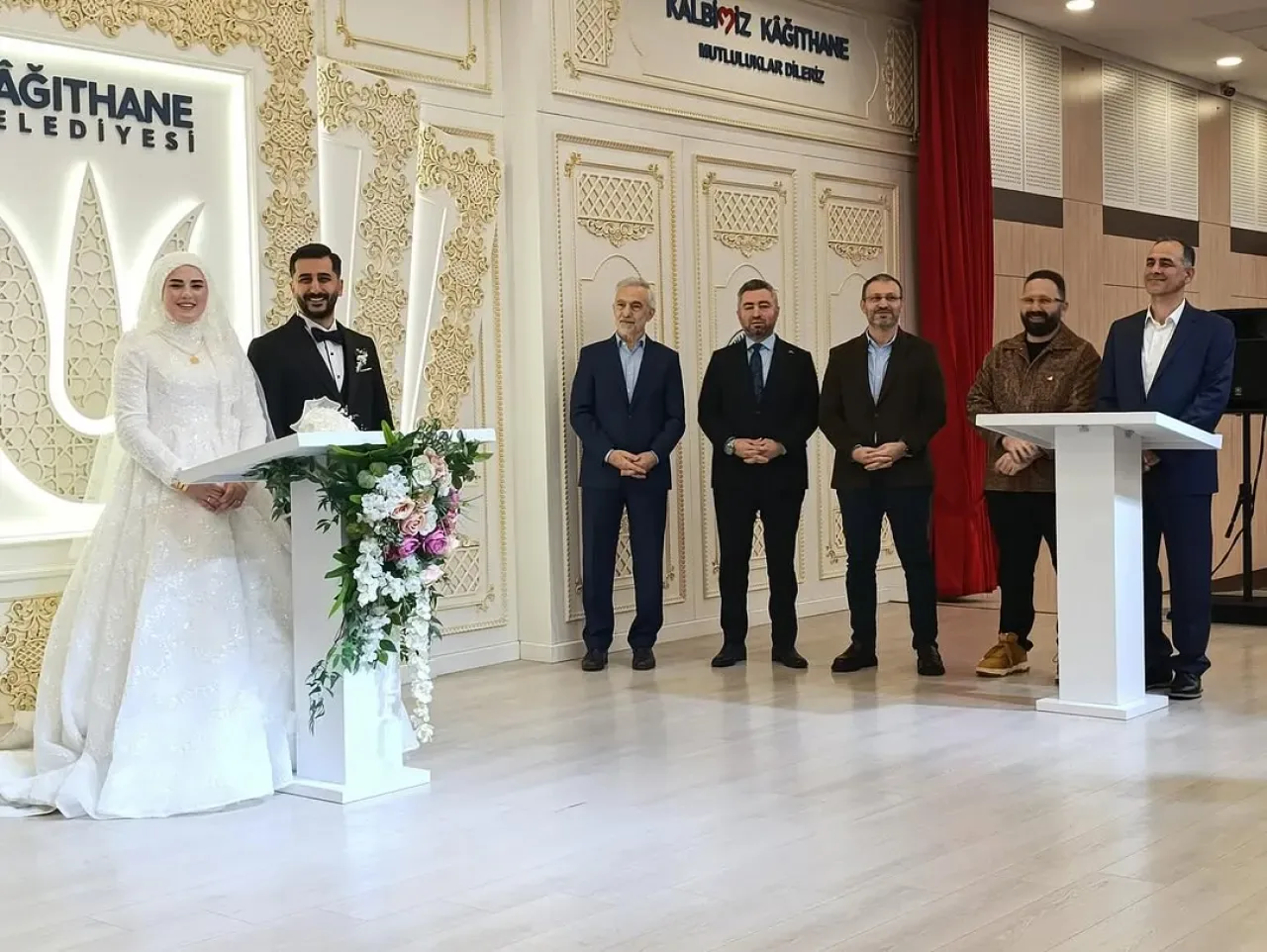 Kağıthane'de Ak Partili Yöneticiler Nikah Töreninde Çiftin Yanında Kağıthane'de Ak Partili Yöneticiler Nikah Töreninde Çiftin Yanında