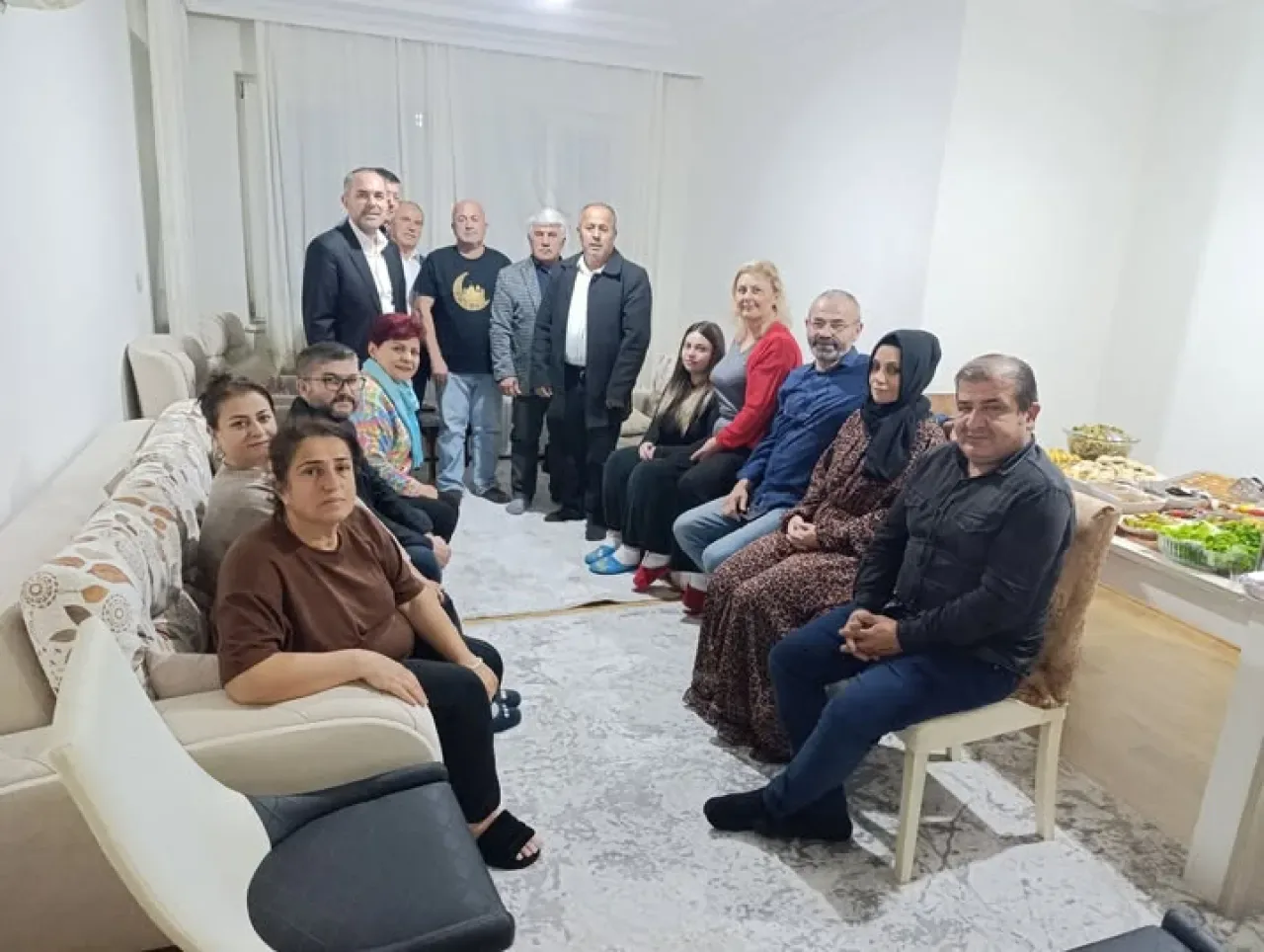 AK Parti Konyaaltı Yönetimi, Umre Dönüşü Hülya Kahraman'ı Ziyaret Etti AK Parti Konyaaltı Yönetimi, Umre Dönüşü Hülya Kahraman'ı Ziyaret Etti